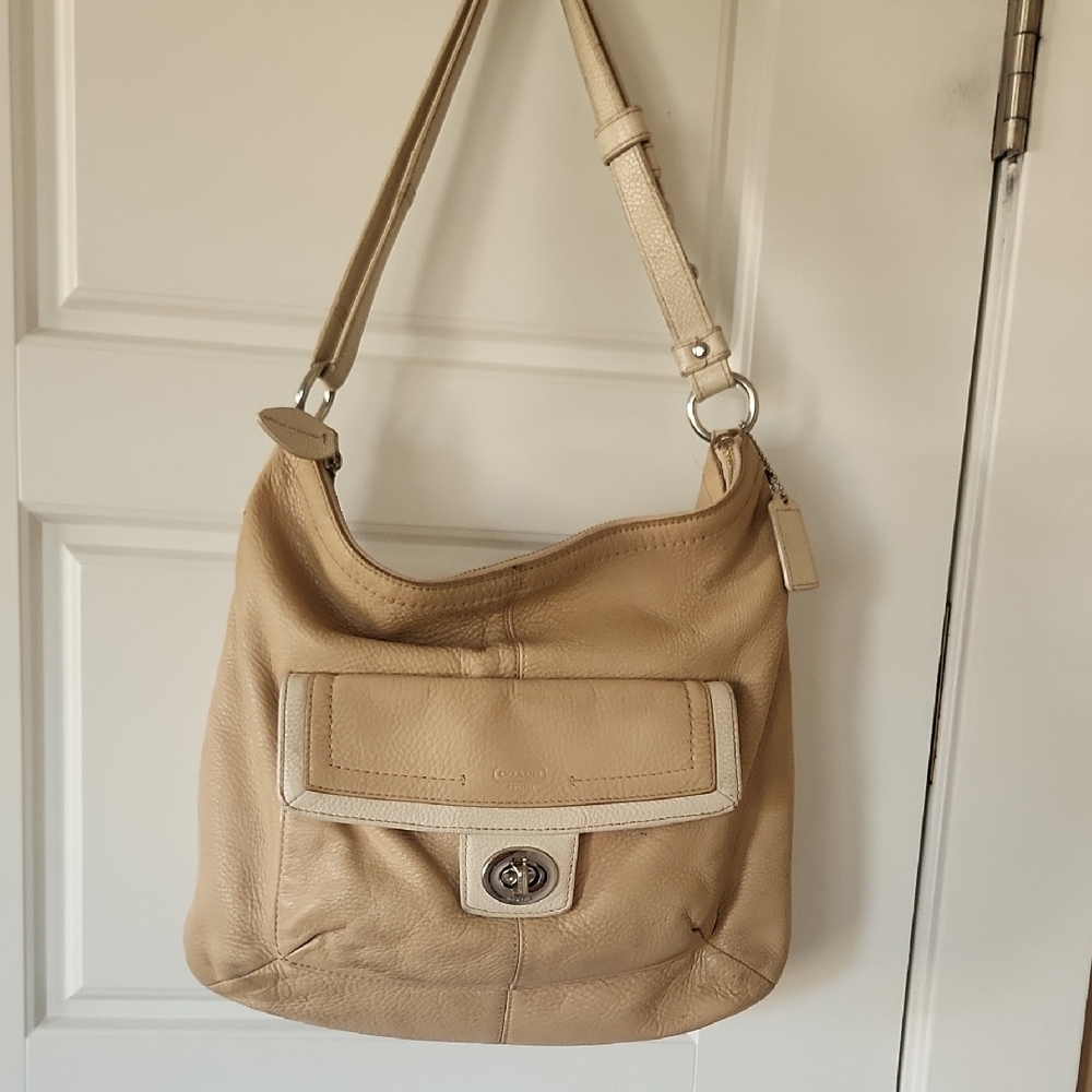 Elegant Tan Leather Shoulder Bag